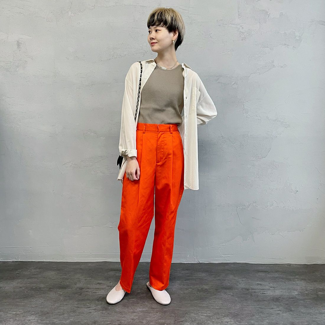 Jeans Factory Clothes [ジーンズファクトリークローズ] 1タック イージースラックスパンツ [22AWINW-03PT] ORANGE &&モデル身長：161cm 着用サイズ：XS&&