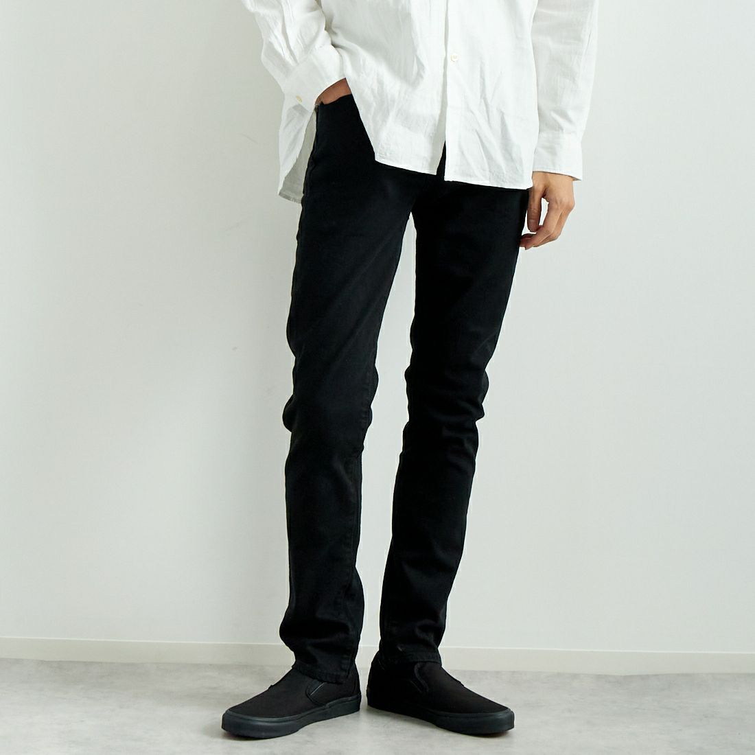 Levi’s [リーバイス] 511 クラシック スリムストレッチブラックカラーデニム [04511-15] 07 NIGHTSH &&モデル身長：182cm 着用サイズ：29&&