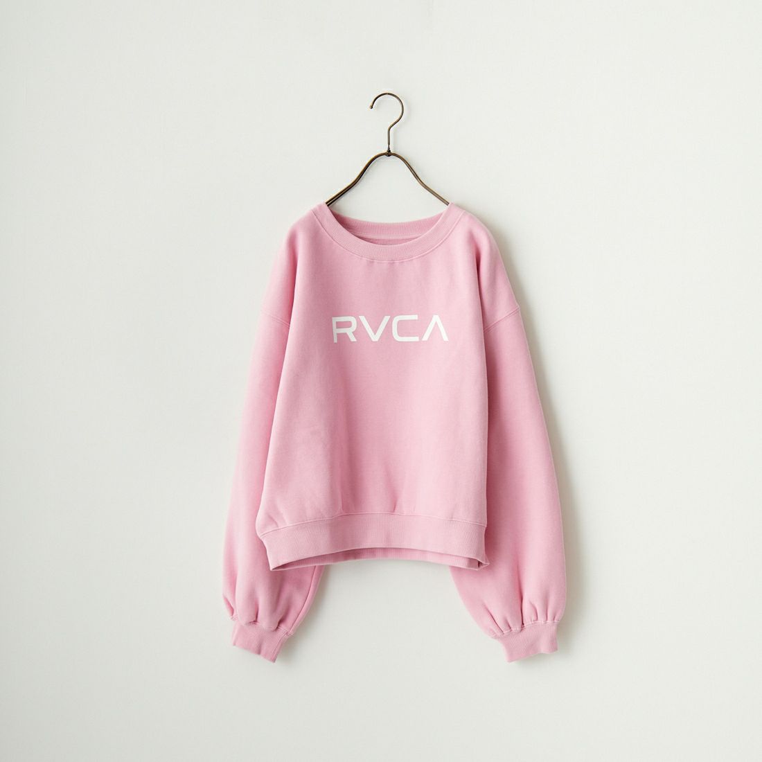 RVCA [ルーカ] PLENTY SLEEVE ARCHEDクルーネックスウェット [BC044