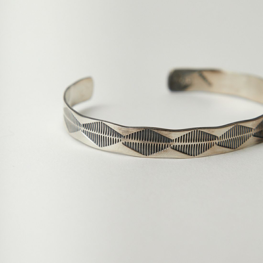 Indian Jewelry [インディアンジュエリー] スタンプワークバングル [STAMP-BRACELET-C] SILVER