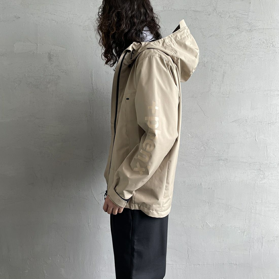 +phenix [プラスフェニックス] 別注 ゴアテックスナイロンシェルジャケット [POO-22126IN-JF] BEIGE&&モデル身長：173cm 着用サイズ：L&&
