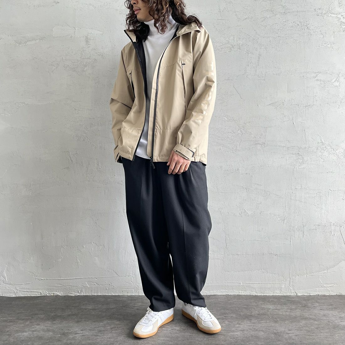 +phenix [プラスフェニックス] 別注 ゴアテックスナイロンシェルジャケット [POO-22126IN-JF] BEIGE&&モデル身長：173cm 着用サイズ：L&&