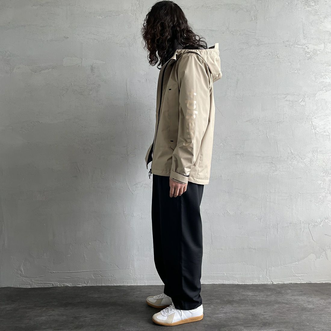 +phenix [プラスフェニックス] 別注 ゴアテックスナイロンシェルジャケット [POO-22126IN-JF] BEIGE&&モデル身長：173cm 着用サイズ：L&&