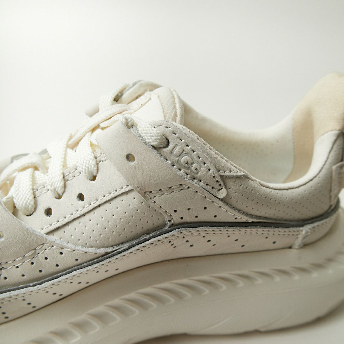 UGG [アグ] CA805 V2 ヌバックレザースニーカー [1134958]｜ジーンズファクトリー公式通販サイト JEANS FACTORY  Online Shop