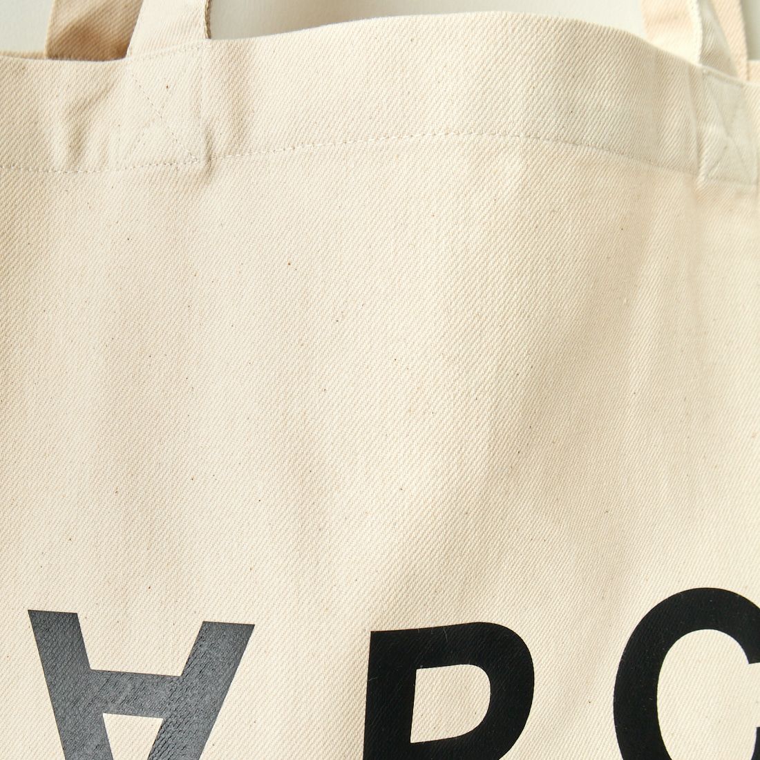 A.P.C. [アー・ペー・セー] Daniela ブラックロゴトートバッグ