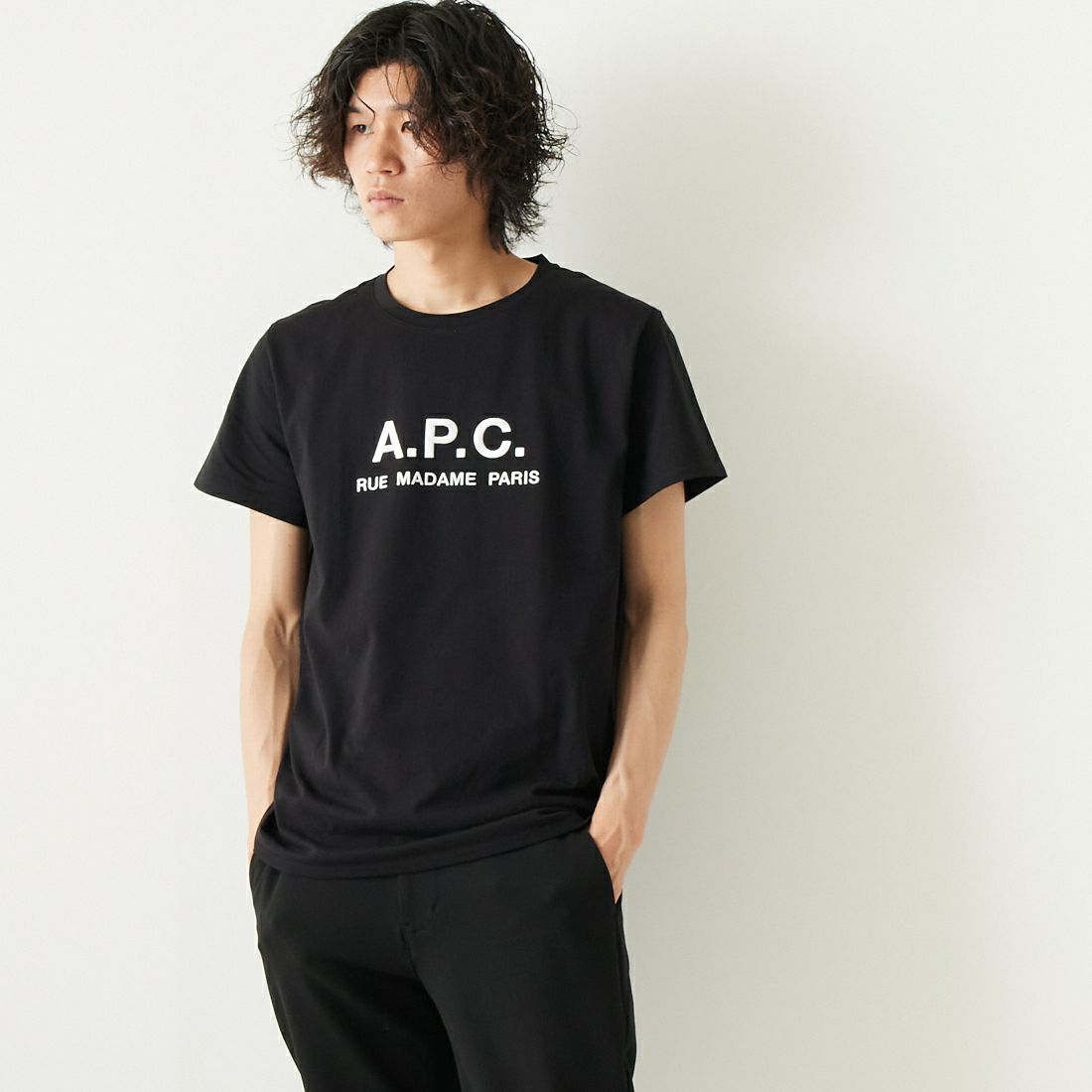 A.P.C. [アー・ペー・セー] RUE MADAME プリントTシャツ [RUE-MADAME] 99 NOIR &&モデル身長：182cm 着用サイズ：L&&