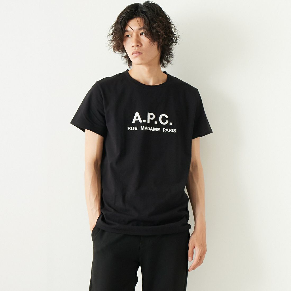 A.P.C. [アー・ペー・セー] RUE MADAME プリントTシャツ [RUE-MADAME] 99 NOIR &&モデル身長：182cm 着用サイズ：L&&