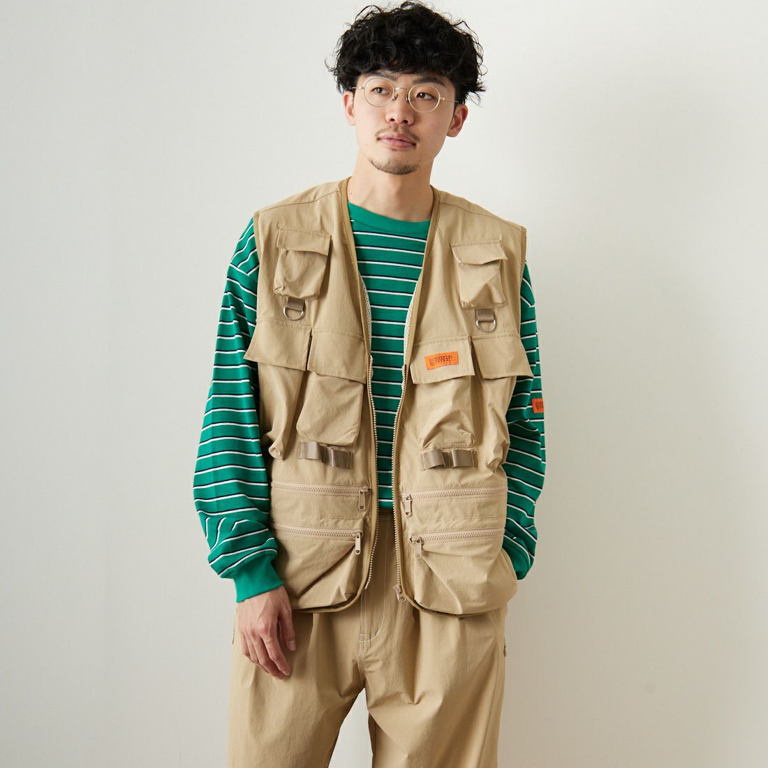 UNIVERSAL OVERALL [ユニバーサルオーバーオール] 別注 MAKINOガーデナーベスト [U2313404IN-JF] BEIGE &&モデル身長：168cm 着用サイズ：M&&