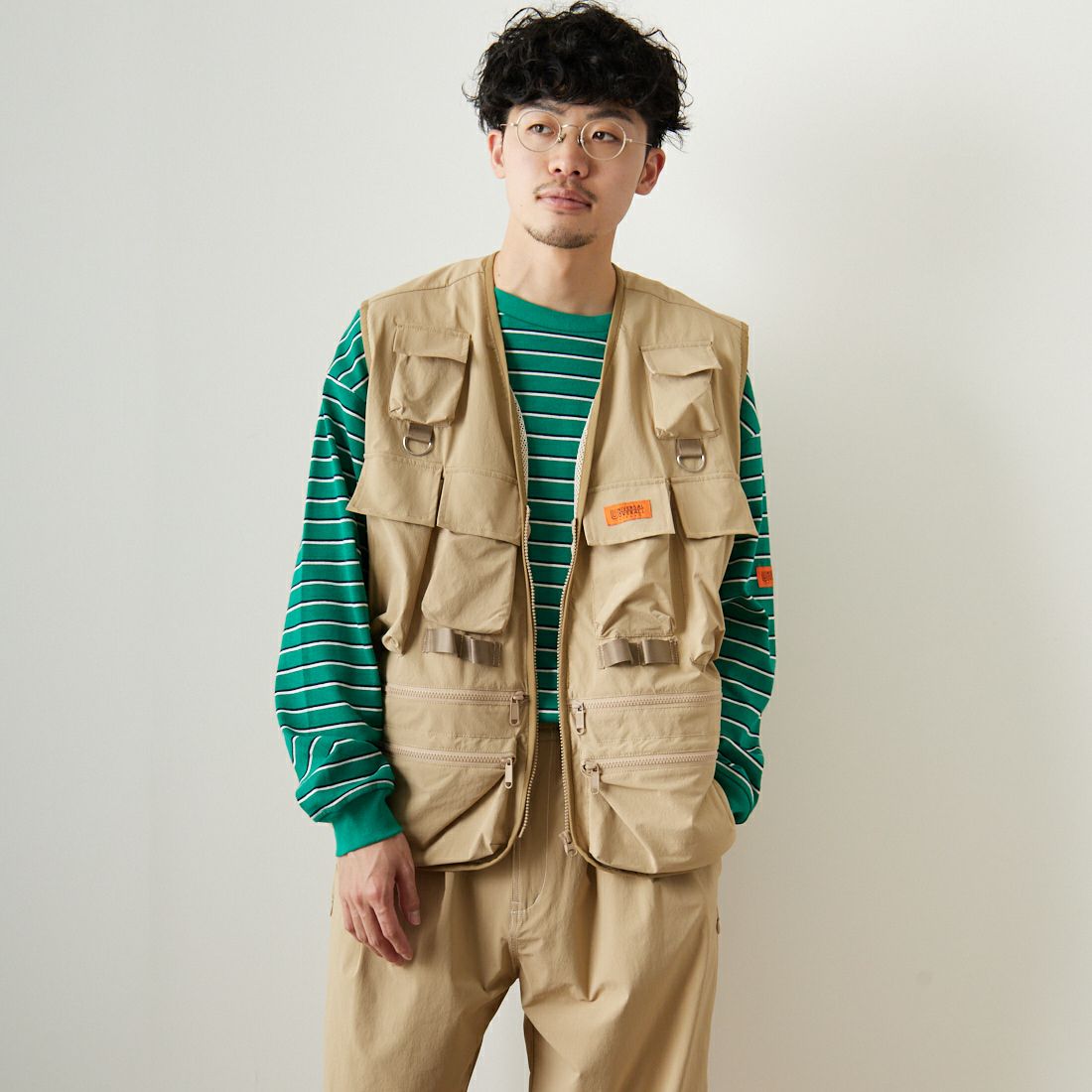 UNIVERSAL OVERALL [ユニバーサルオーバーオール] 別注 MAKINOガーデナーベスト [U2313404IN-JF] BEIGE &&モデル身長：168cm 着用サイズ：M&&