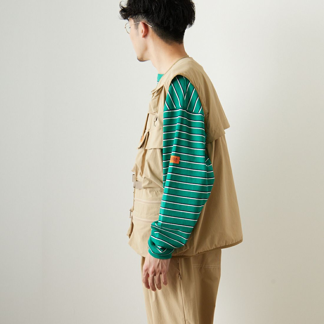 UNIVERSAL OVERALL [ユニバーサルオーバーオール] 別注 MAKINOガーデナーベスト [U2313404IN-JF] BEIGE &&モデル身長：168cm 着用サイズ：M&&