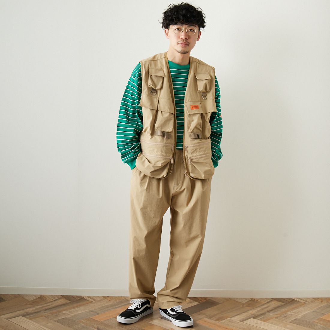 UNIVERSAL OVERALL [ユニバーサルオーバーオール] 別注 MAKINOガーデナーベスト [U2313404IN-JF] BEIGE &&モデル身長：168cm 着用サイズ：M&&