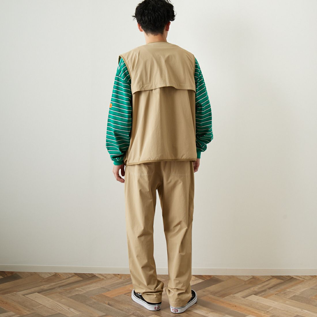 UNIVERSAL OVERALL [ユニバーサルオーバーオール] 別注 MAKINOガーデナーベスト [U2313404IN-JF] BEIGE &&モデル身長：168cm 着用サイズ：M&&