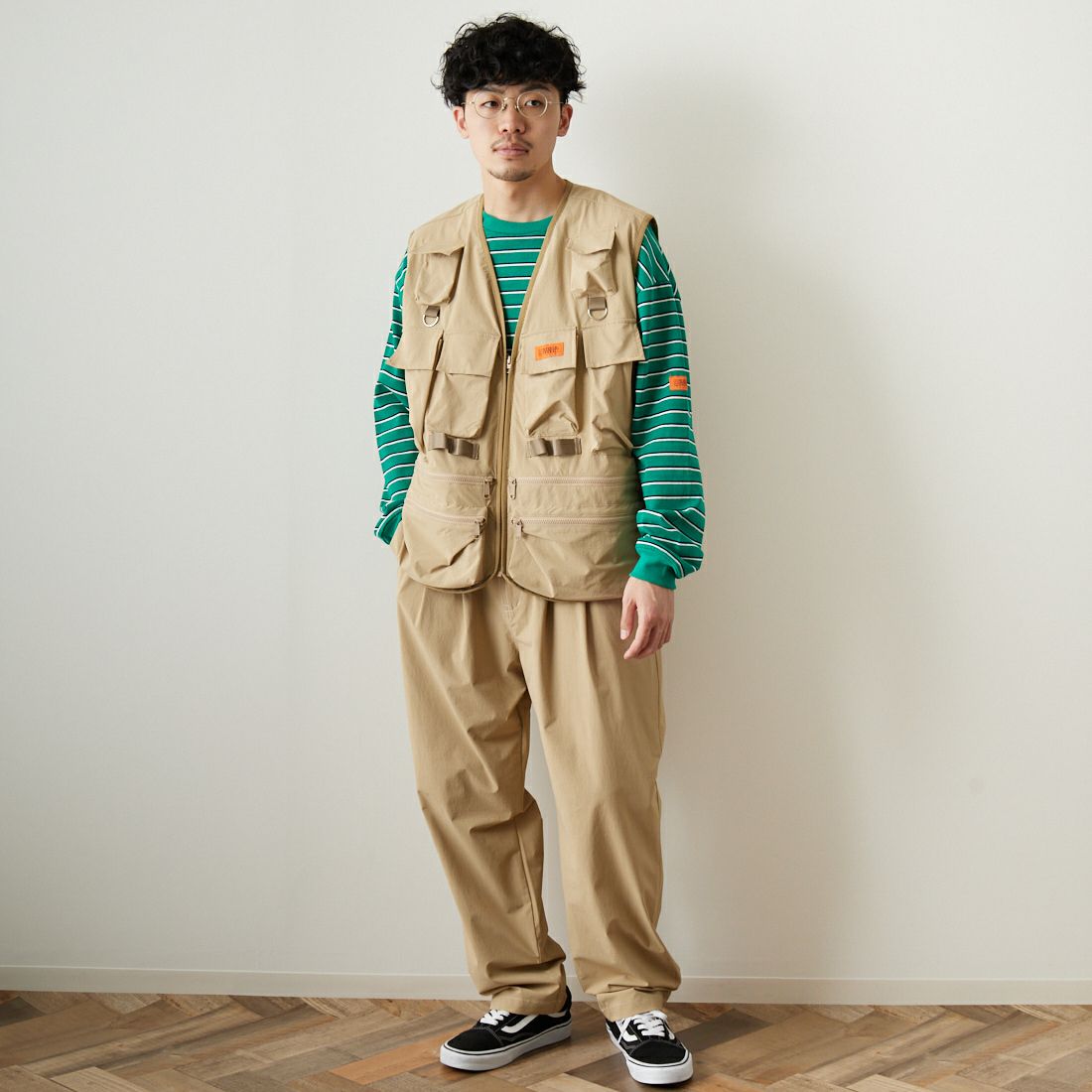 UNIVERSAL OVERALL [ユニバーサルオーバーオール] 別注 MAKINOガーデナーベスト [U2313404IN-JF] BEIGE &&モデル身長：168cm 着用サイズ：M&&