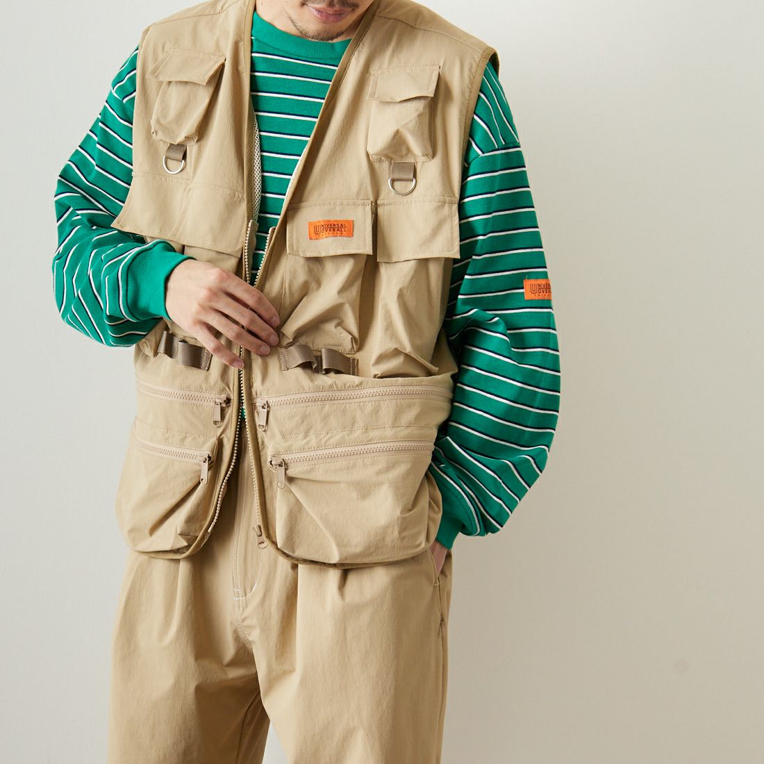 UNIVERSAL OVERALL [ユニバーサルオーバーオール] 別注 MAKINOガーデナーベスト [U2313404IN-JF] BEIGE &&モデル身長：168cm 着用サイズ：M&&