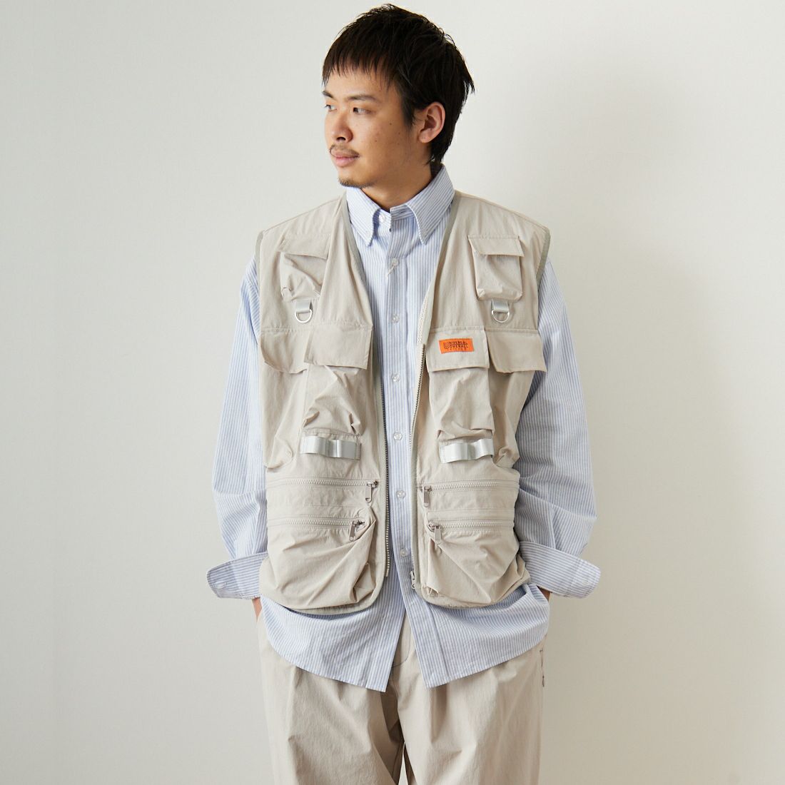 UNIVERSAL OVERALL [ユニバーサルオーバーオール] 別注 MAKINOガーデナーベスト [U2313404IN-JF] IVORY &&モデル身長：173cm 着用サイズ：L&&