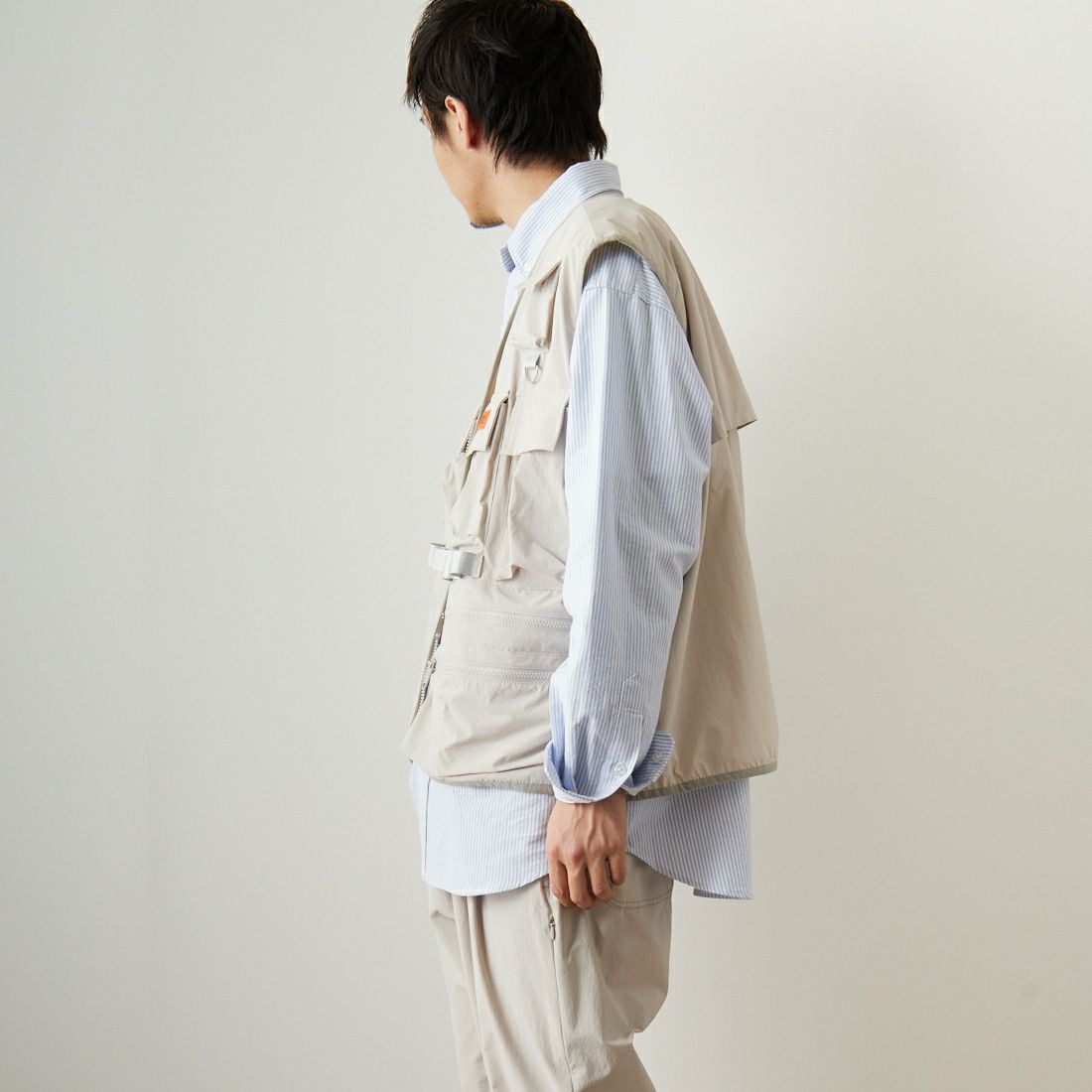 UNIVERSAL OVERALL [ユニバーサルオーバーオール] 別注 MAKINOガーデナーベスト [U2313404IN-JF] IVORY &&モデル身長：173cm 着用サイズ：L&&