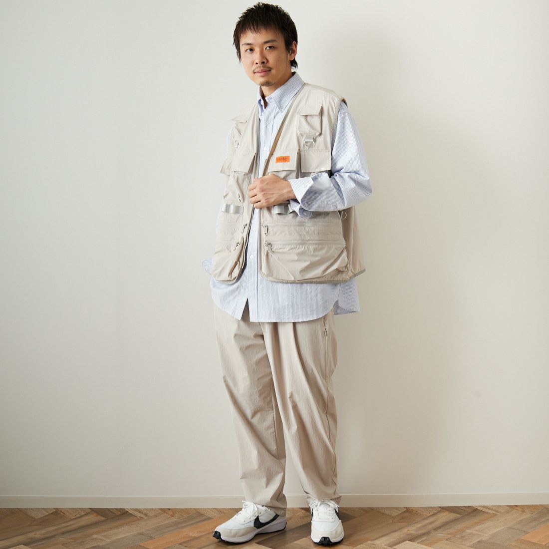 UNIVERSAL OVERALL [ユニバーサルオーバーオール] 別注 MAKINOガーデナーベスト [U2313404IN-JF] IVORY &&モデル身長：173cm 着用サイズ：L&&