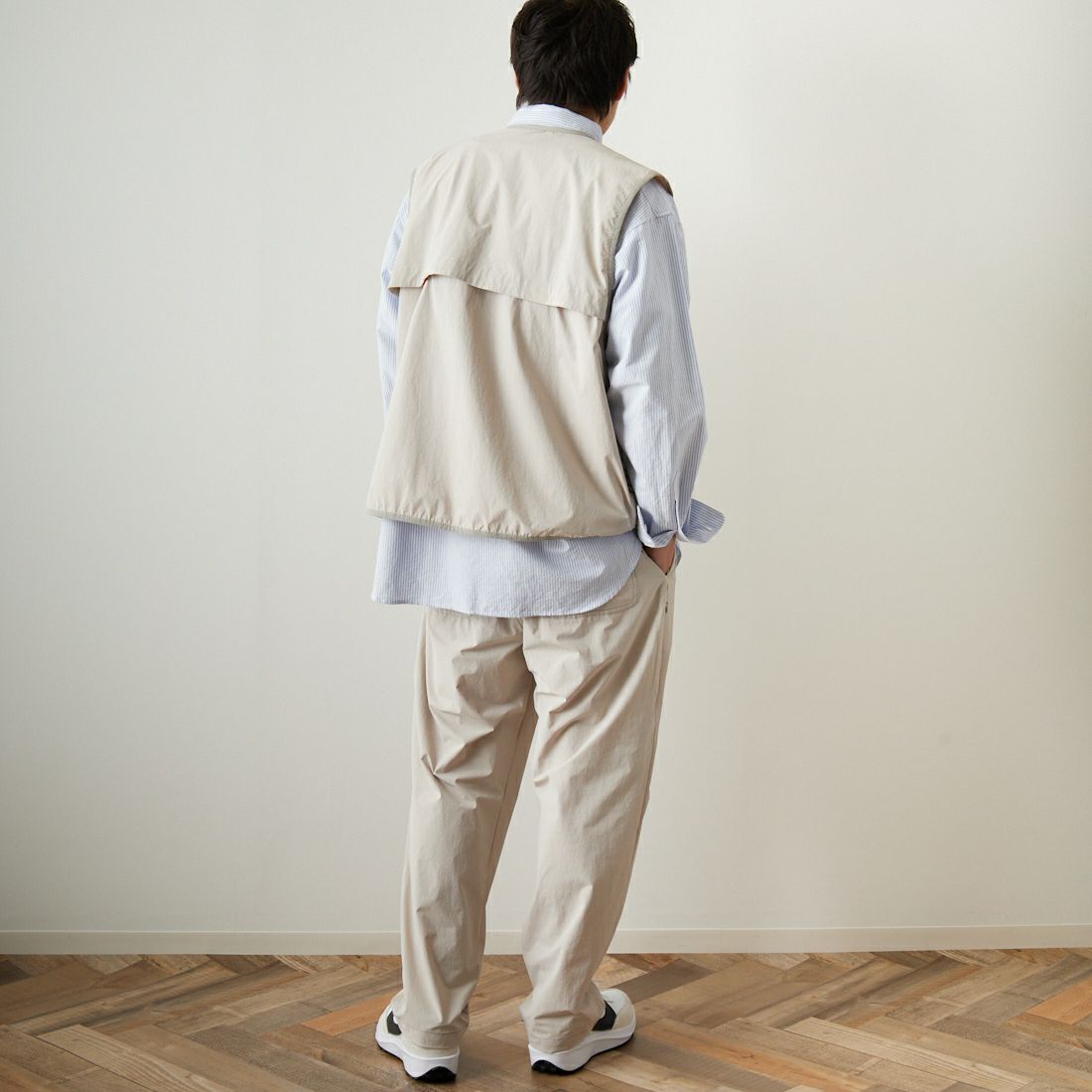 UNIVERSAL OVERALL [ユニバーサルオーバーオール] 別注 MAKINOガーデナーベスト [U2313404IN-JF] IVORY &&モデル身長：173cm 着用サイズ：L&&