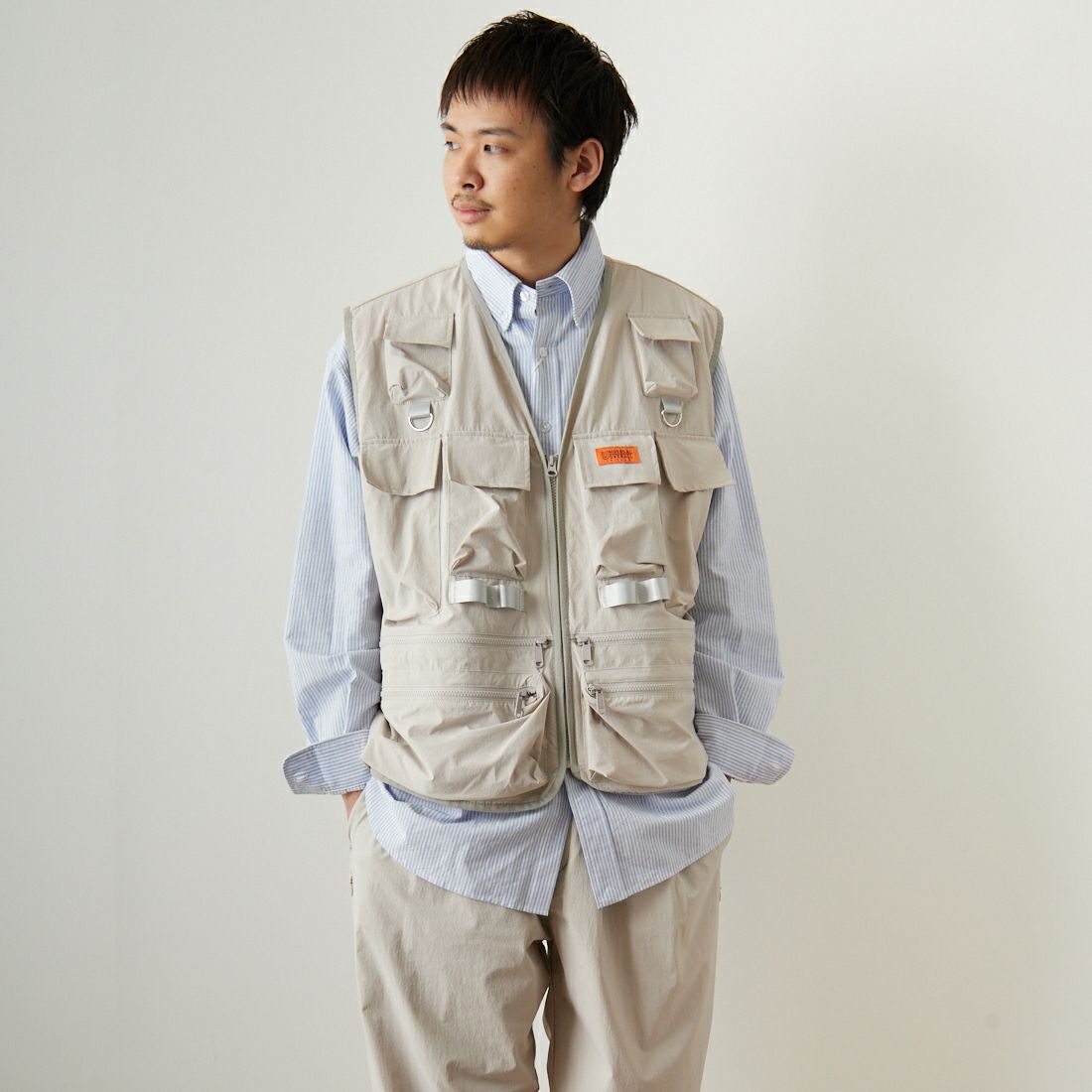 UNIVERSAL OVERALL [ユニバーサルオーバーオール] 別注 MAKINOガーデナーベスト [U2313404IN-JF] IVORY &&モデル身長：173cm 着用サイズ：L&&