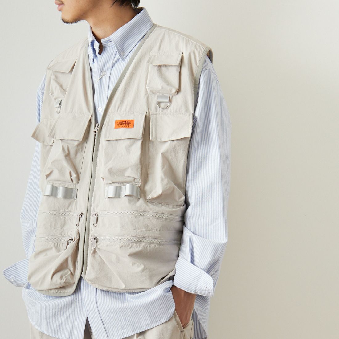 UNIVERSAL OVERALL [ユニバーサルオーバーオール] 別注 MAKINOガーデナーベスト [U2313404IN-JF] IVORY &&モデル身長：173cm 着用サイズ：L&&