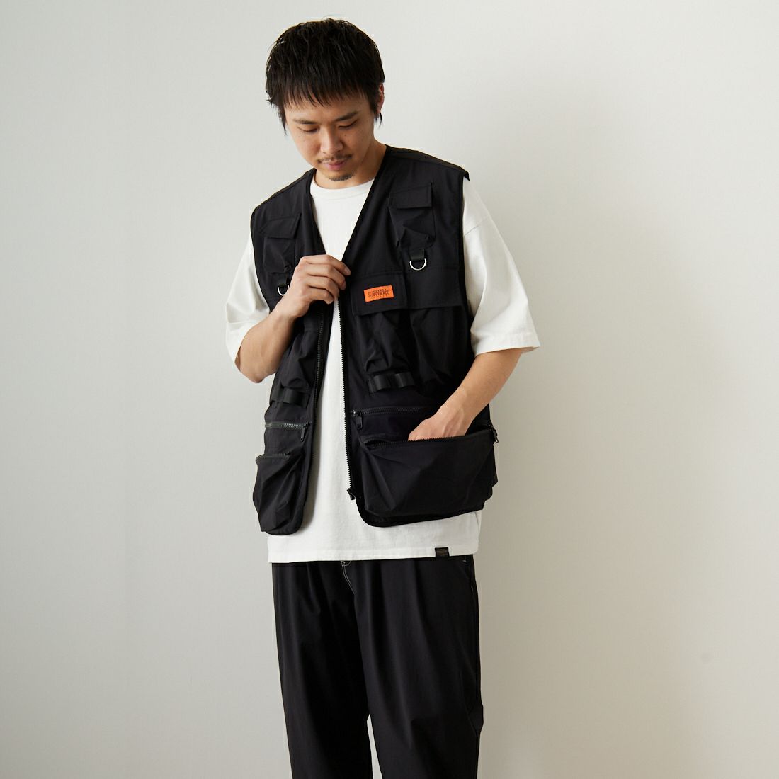 UNIVERSAL OVERALL [ユニバーサルオーバーオール] 別注 MAKINOガーデナーベスト [U2313404IN-JF] BLACK &&モデル身長：173cm 着用サイズ：L&&