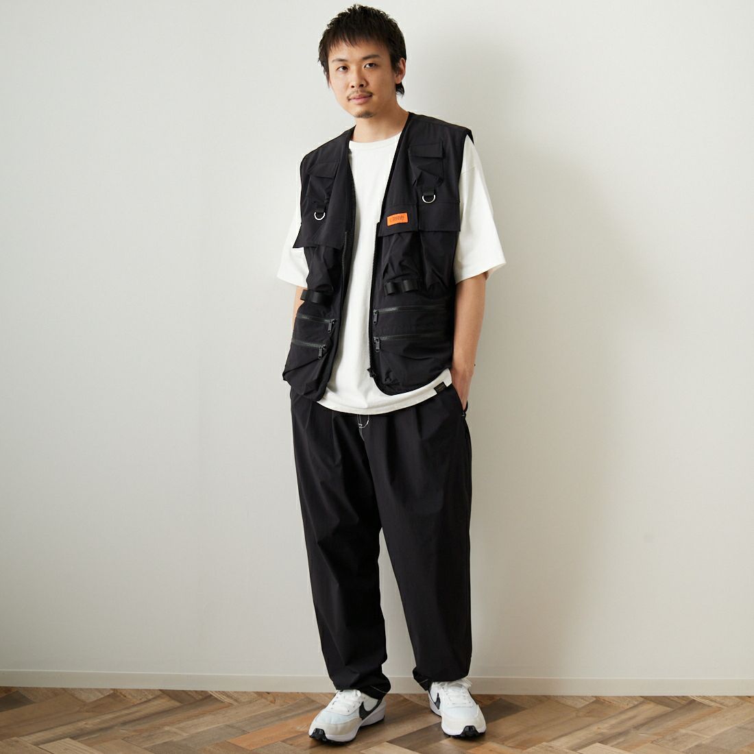 UNIVERSAL OVERALL [ユニバーサルオーバーオール] 別注 MAKINOガーデナーベスト [U2313404IN-JF] BLACK &&モデル身長：173cm 着用サイズ：L&&