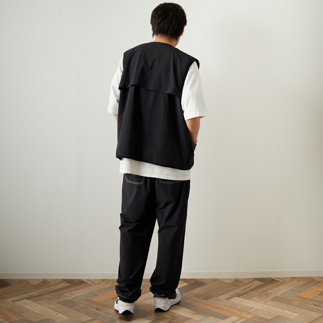 UNIVERSAL OVERALL [ユニバーサルオーバーオール] 別注 MAKINOガーデナーベスト [U2313404IN-JF] BLACK &&モデル身長：173cm 着用サイズ：L&&