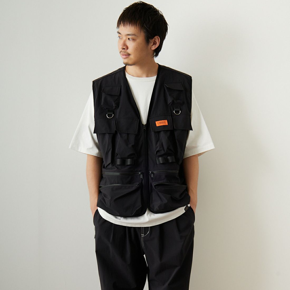 UNIVERSAL OVERALL [ユニバーサルオーバーオール] 別注 MAKINOガーデナーベスト [U2313404IN-JF] BLACK &&モデル身長：173cm 着用サイズ：L&&