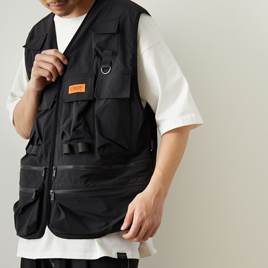 UNIVERSAL OVERALL [ユニバーサルオーバーオール] 別注 MAKINOガーデナーベスト [U2313404IN-JF] BLACK &&モデル身長：173cm 着用サイズ：L&&