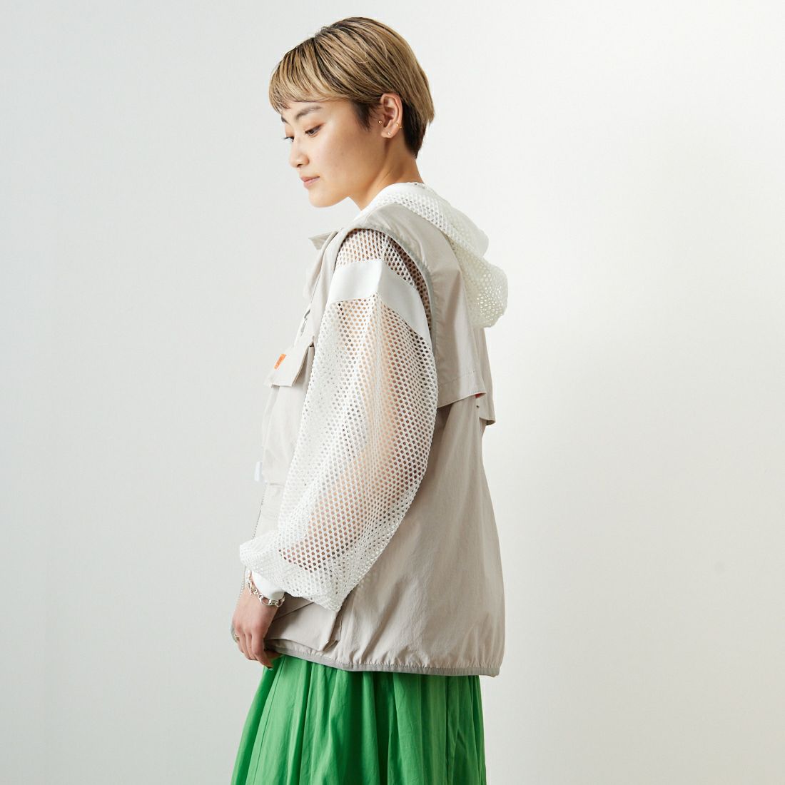 UNIVERSAL OVERALL [ユニバーサルオーバーオール] 別注 MAKINOガーデナーベスト [U2313404IN-JF] IVORY &&モデル身長：160cm 着用サイズ：S&&