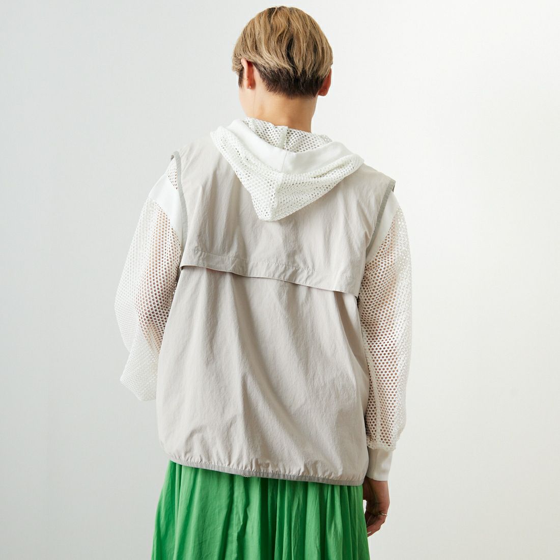 UNIVERSAL OVERALL [ユニバーサルオーバーオール] 別注 MAKINOガーデナーベスト [U2313404IN-JF] IVORY &&モデル身長：160cm 着用サイズ：S&&