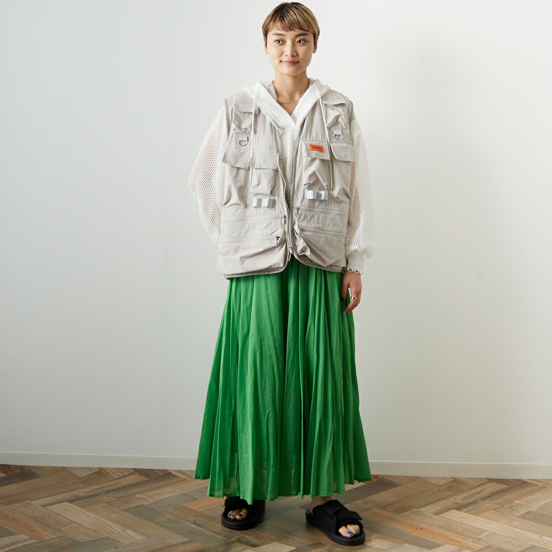 UNIVERSAL OVERALL [ユニバーサルオーバーオール] 別注 MAKINOガーデナーベスト [U2313404IN-JF] IVORY &&モデル身長：160cm 着用サイズ：S&&