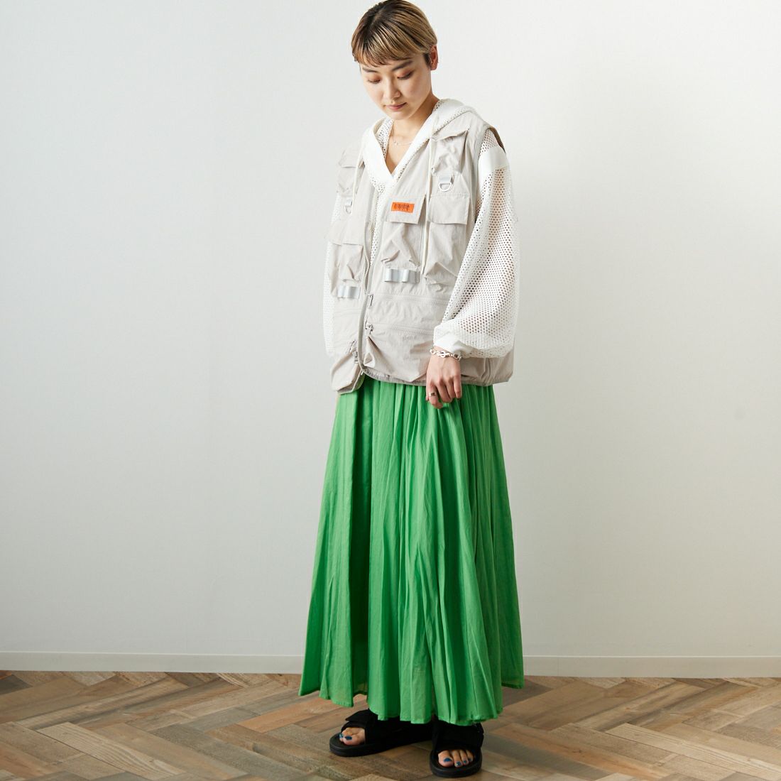 UNIVERSAL OVERALL [ユニバーサルオーバーオール] 別注 MAKINOガーデナーベスト [U2313404IN-JF] IVORY &&モデル身長：160cm 着用サイズ：S&&