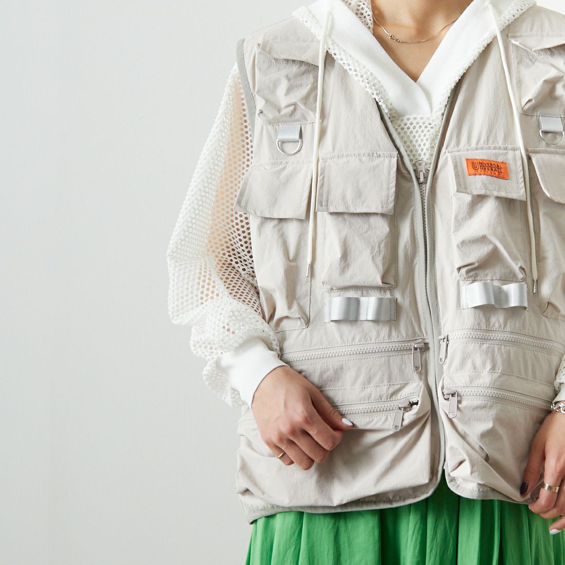 UNIVERSAL OVERALL [ユニバーサルオーバーオール] 別注 MAKINOガーデナーベスト [U2313404IN-JF] IVORY &&モデル身長：160cm 着用サイズ：S&&