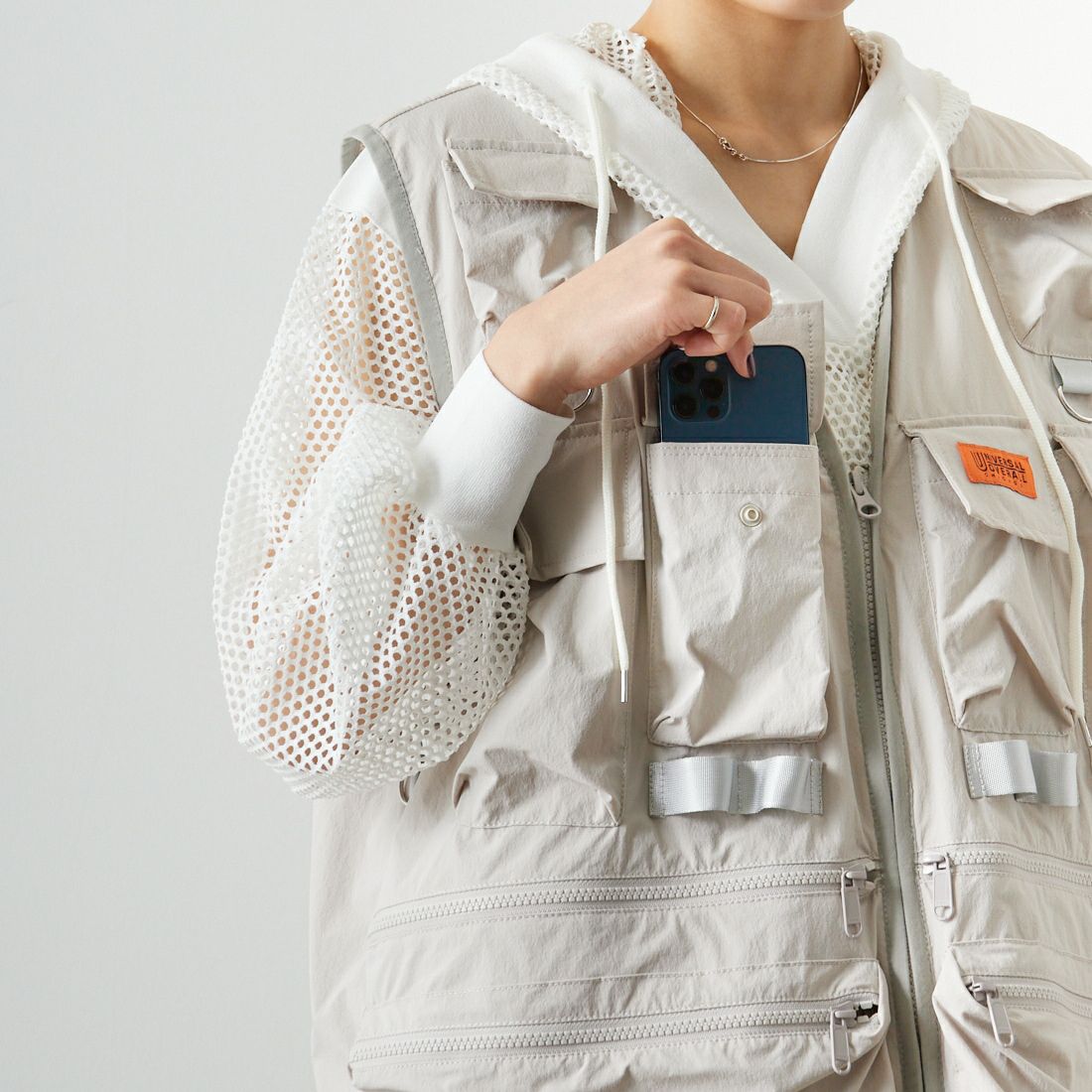 UNIVERSAL OVERALL [ユニバーサルオーバーオール] 別注 MAKINOガーデナーベスト [U2313404IN-JF] IVORY &&モデル身長：160cm 着用サイズ：S&&