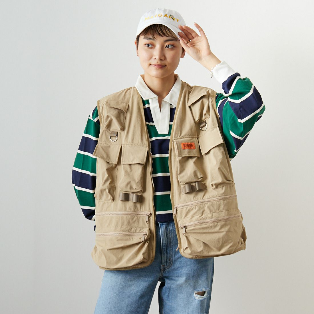 UNIVERSAL OVERALL [ユニバーサルオーバーオール] 別注 MAKINOガーデナーベスト [U2313404IN-JF] BEIGE &&モデル身長：160cm 着用サイズ：S&&