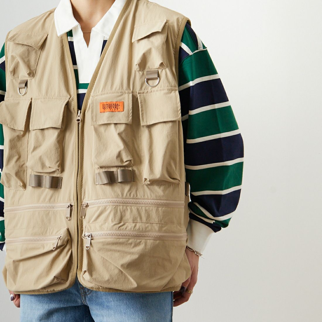 UNIVERSAL OVERALL [ユニバーサルオーバーオール] 別注 MAKINOガーデナーベスト [U2313404IN-JF] BEIGE &&モデル身長：160cm 着用サイズ：S&&