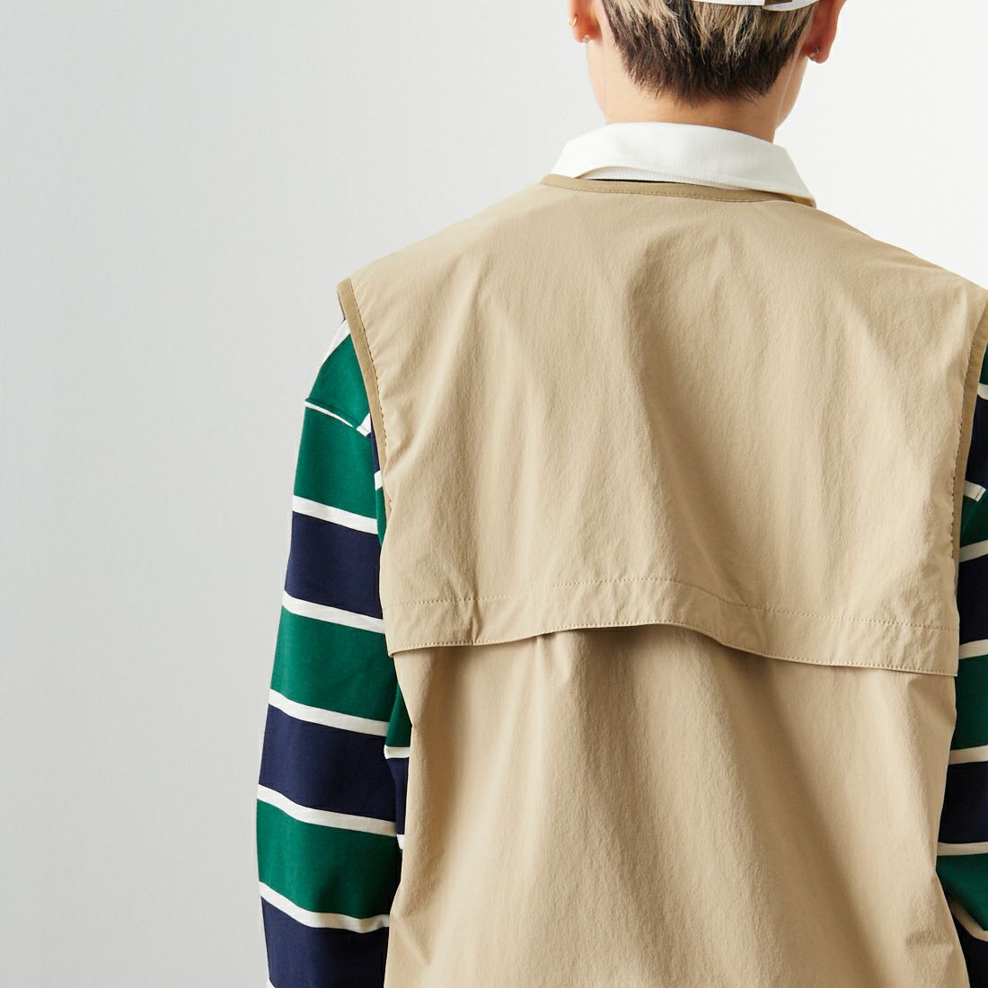 UNIVERSAL OVERALL [ユニバーサルオーバーオール] 別注 MAKINOガーデナーベスト [U2313404IN-JF] BEIGE &&モデル身長：160cm 着用サイズ：S&&