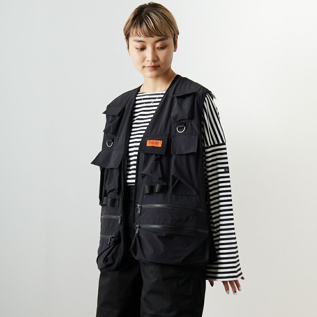 UNIVERSAL OVERALL [ユニバーサルオーバーオール] 別注 MAKINOガーデナーベスト [U2313404IN-JF] BLACK &&モデル身長：160cm 着用サイズ：S&&