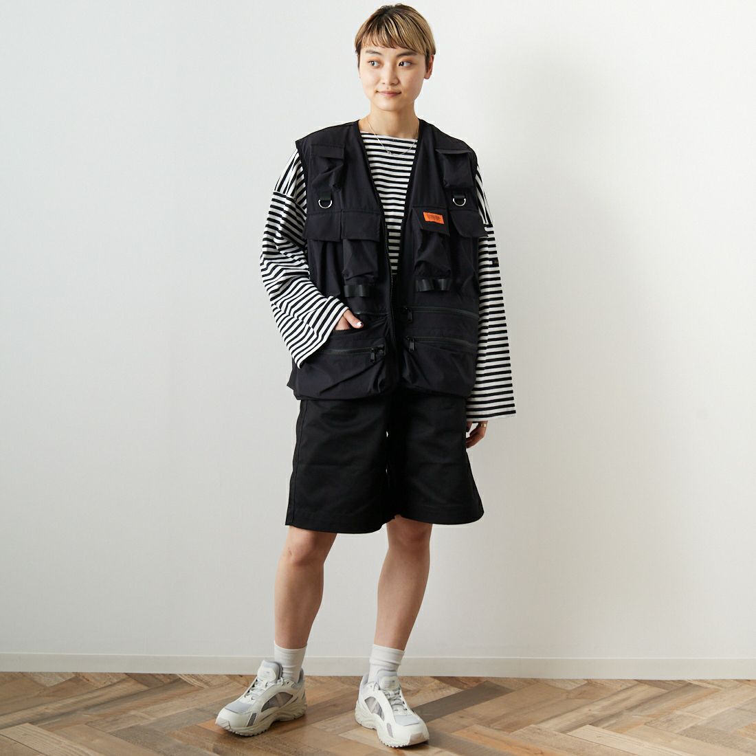 UNIVERSAL OVERALL [ユニバーサルオーバーオール] 別注 MAKINOガーデナーベスト [U2313404IN-JF] BLACK &&モデル身長：160cm 着用サイズ：S&&
