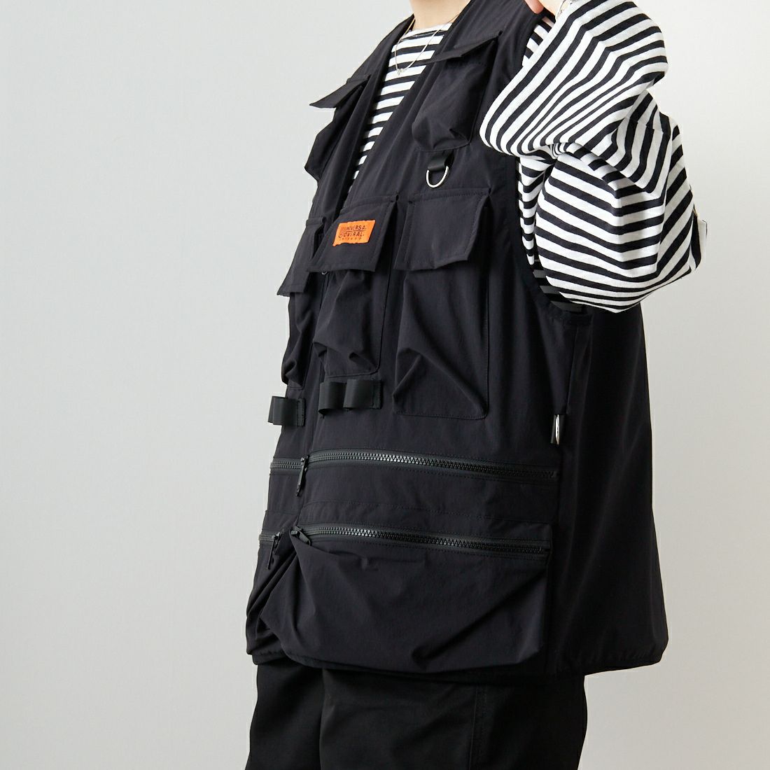 UNIVERSAL OVERALL [ユニバーサルオーバーオール] 別注 MAKINOガーデナーベスト [U2313404IN-JF] BLACK &&モデル身長：160cm 着用サイズ：S&&