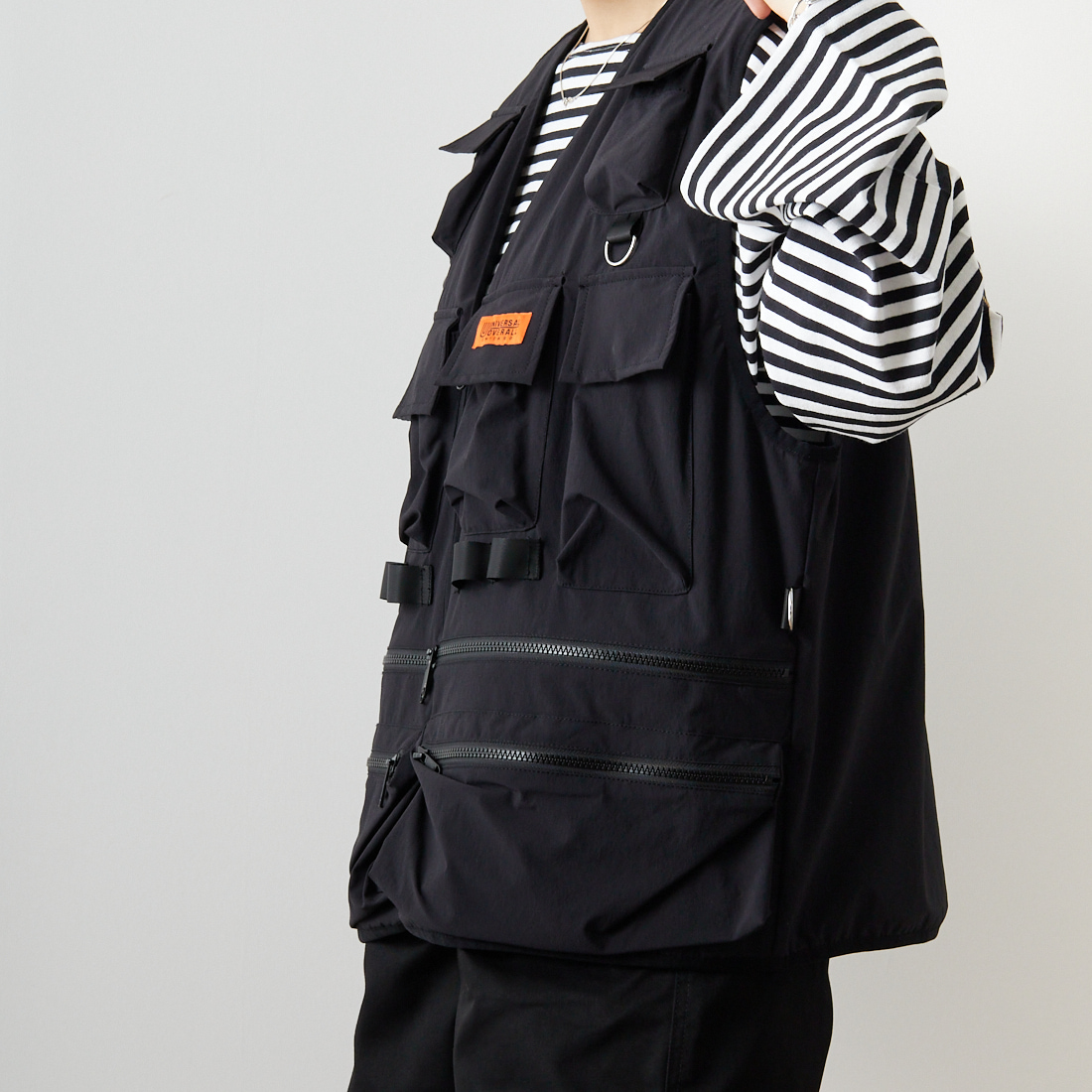 UNIVERSAL OVERALL [ユニバーサルオーバーオール] 別注 MAKINOガーデナーベスト [U2313404IN-JF] BLACK &&モデル身長：160cm 着用サイズ：S&&