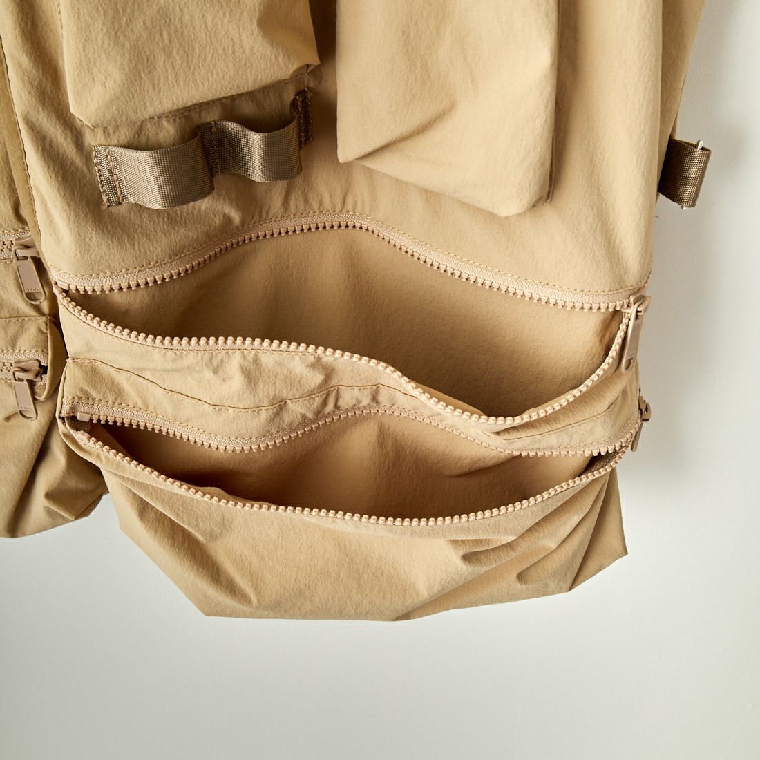 UNIVERSAL OVERALL [ユニバーサルオーバーオール] 別注 MAKINOガーデナーベスト [U2313404IN-JF] BEIGE