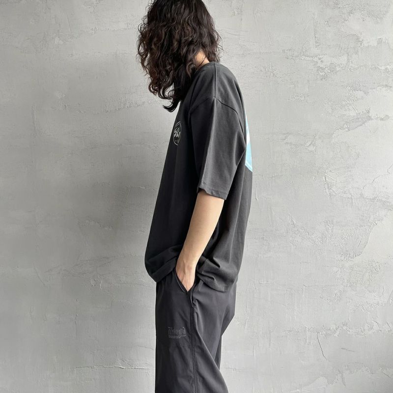 RVCA [ルーカ] PILS サークルロゴ バックプリントTシャツ [BD041-226] BLK &&モデル身長：173cm 着用サイズ：L&&