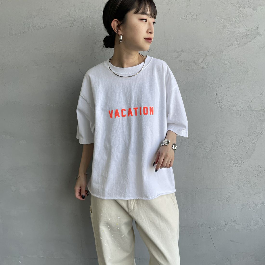 FUNG [ファング] VACATION カットオフプリントTシャツ [VACATION] WH/ORANGE &&モデル身長：150cm 着用サイズ：M&&