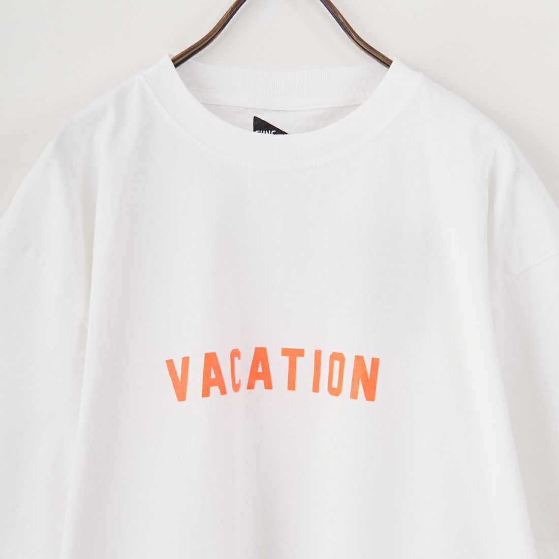 FUNG [ファング] VACATION カットオフプリントTシャツ [VACATION] WH/ORANGE
