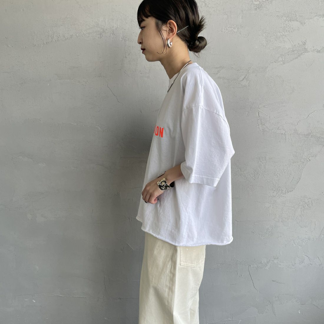 FUNG [ファング] VACATION カットオフプリントTシャツ [VACATION] WH/ORANGE &&モデル身長：150cm 着用サイズ：M&&