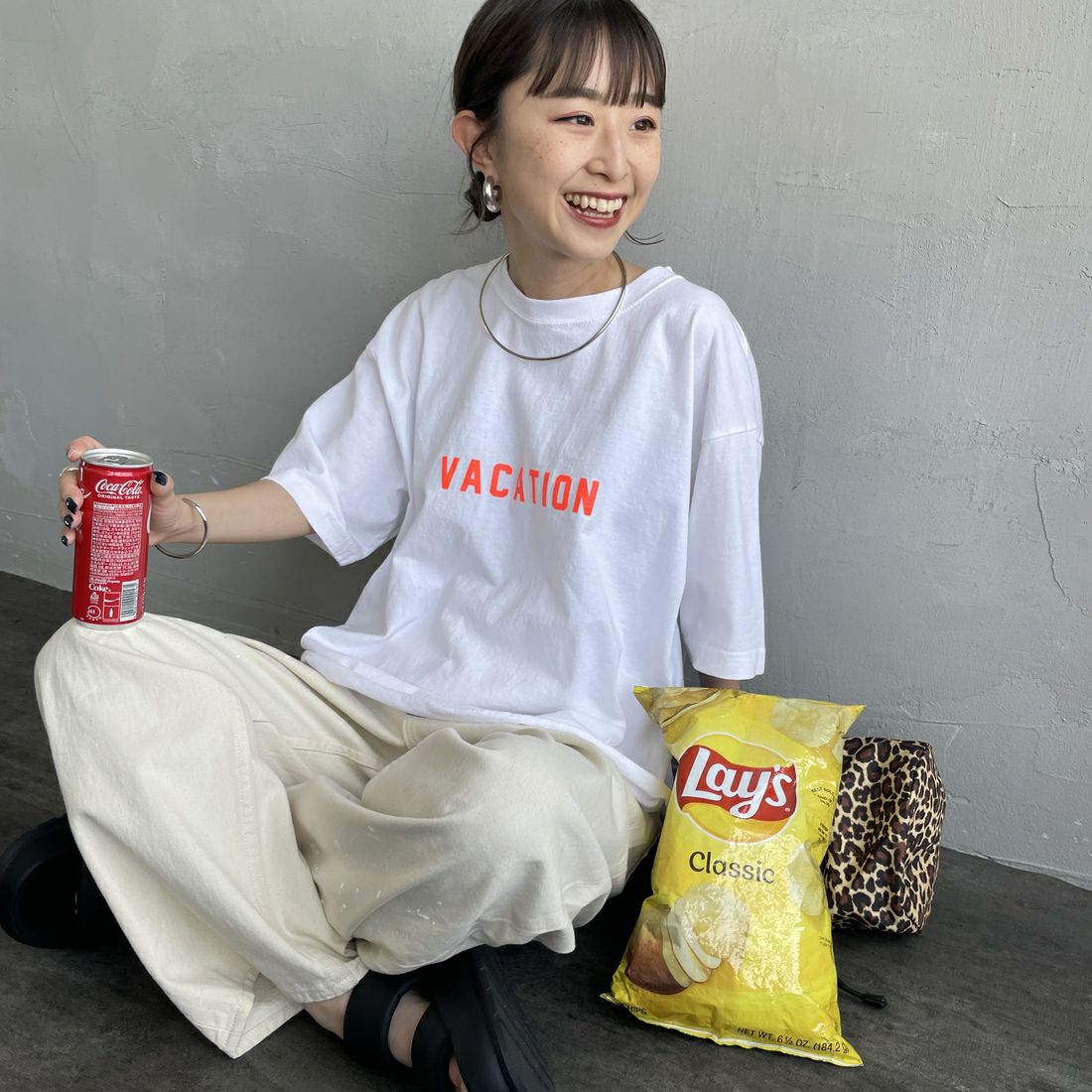 FUNG [ファング] VACATION カットオフプリントTシャツ [VACATION] WH/ORANGE &&モデル身長：150cm 着用サイズ：M&&