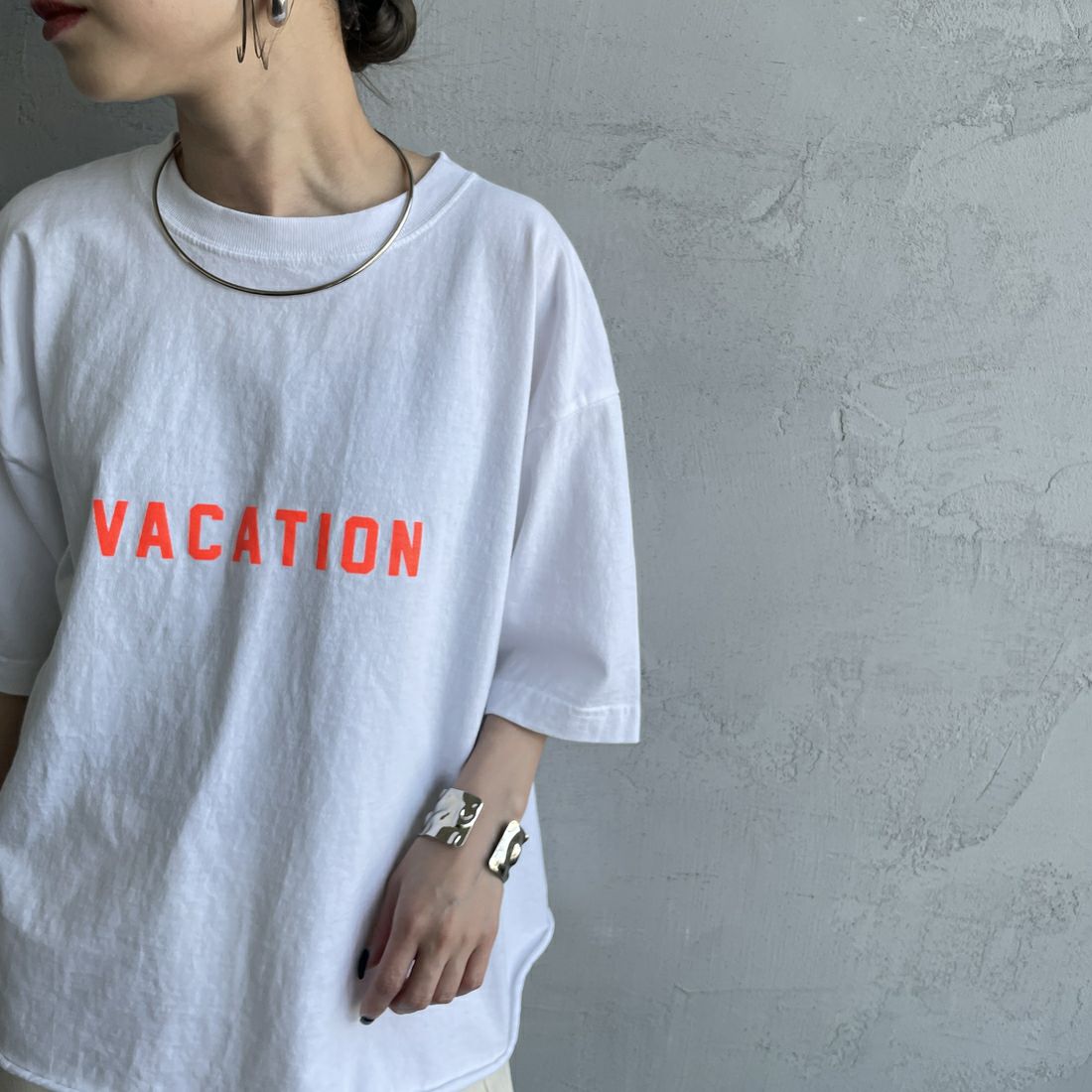 FUNG [ファング] VACATION カットオフプリントTシャツ [VACATION] WH/ORANGE &&モデル身長：150cm 着用サイズ：M&&