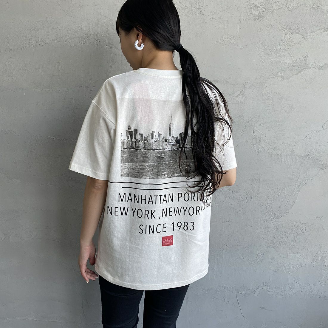 MANHATTAN PORTAGE [マンハッタンポーテージ] 別注 バックフォトプリントTシャツ [23SSMP-IN36-JF] WHITE &&モデル身長：156cm 着用サイズ：S&&